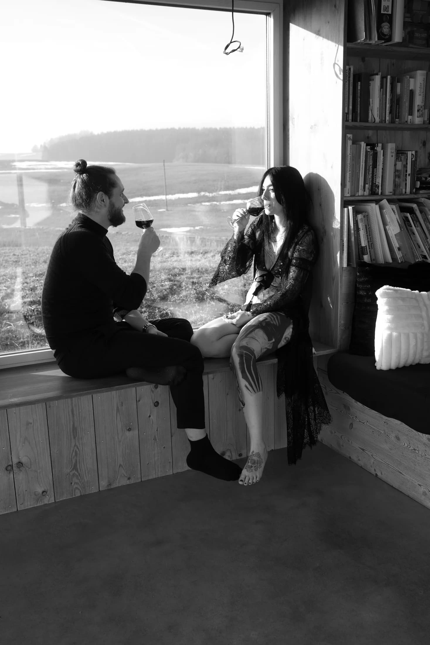 Mona und Andi am Fenster